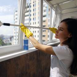 мытье окон на балконе